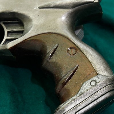 Griff: Schwarz grundiert, mit gelber Plakafarbe Maserung aufgemalt und mit Vallejo Mahagoni besprüht. Dann die abgriffendsten Stellen abgedunkelt.