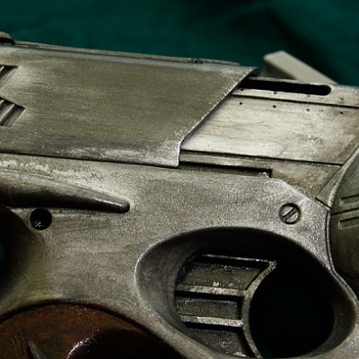 Bereich unter dem Schlitten mit Silber gebürstet, um die Abnutzung darzustellen.
Alles dann mit Schwarz getuscht