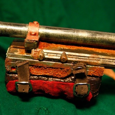 Detail Pumpgun Griff
Weil Versuche, Bohrungen durch den griff zu machen, fehlgeschlagen sind, bin ich auf die Idee gekommen, den Griff mit Schnallen