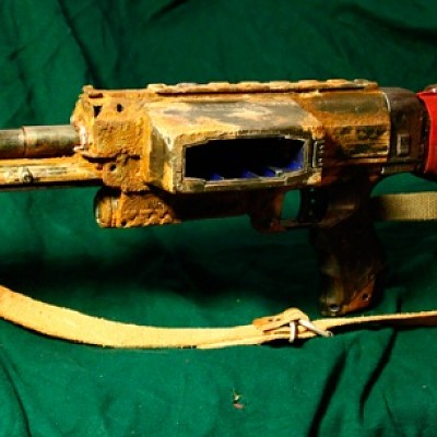 Passend für Einen, der ein Gewehr aus den Trümmern zieht und sich denkt: "Wenn man die wieder flott kriegt, könnte man damit Geld verdienen":)