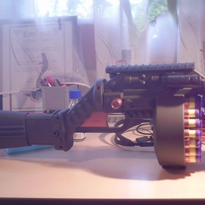 Tommy 20. Handguard Rail oben, Blue Flashlight an der Seite.