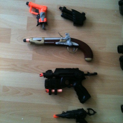 Die Kleinen:

Ungemoddete V-Jolt und secret Strike mit Paintjob.

Eine BuzzBee Flintlockpistole ungemoddet.

Die Nite-Finder mit Federmod und Pa