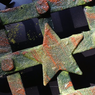 Mit schokobraun drüberpinseln, man sieht die grobige metalstruktur schon. Am ende drybrushing in silber