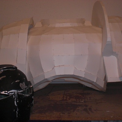 Thorso/ Schultern mit Helm von vorne.