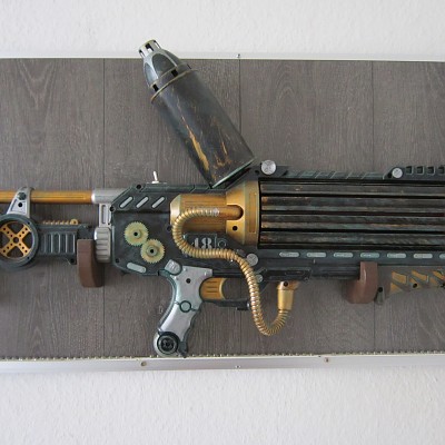 ds seperate display der powerstrike
umrahmt von alu-profil-leisten
am unteren rand sind led-leisten angebracht um die waffe von unten zu bescheinen