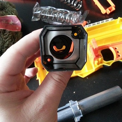 Auch die Rückwand wird durch Metall verstärkt