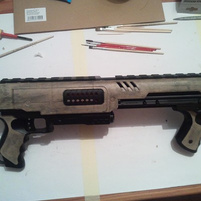 mit schwarz übergebrusht, damit's schmutziger wird