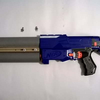 Das erste Baustadium, eigentlich nur die Erste aufnahme des Laufes.
Der Unterelauf ist noch nicht befestigt, da noch das vordere Teil abgetrennt wird