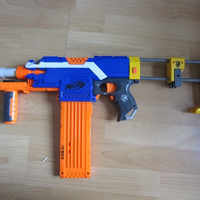 Entschieden: Recon Stütze, kürzerer Lauf als Recon Lauf
Wunsch: Taktischer Griff
Vorschlag 1.1.2
Griff  unterm Lauf