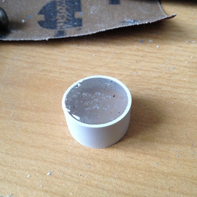 IMG 0924[1]
Guss des Stöpsels aus Heisskleber in einem Stück 25er Kabelkanal