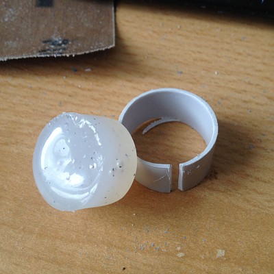 IMG 0925[1]
erkalteter Stöpsel und aufgetrennte Form