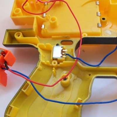 Hier ist der Schalter im Originalzustand eingebaut. Von außen wird er durch einen Schieber dauerhaft betätigt - der Motor läuft und verursacht ein fur