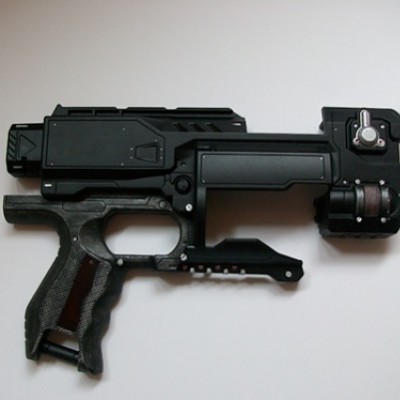 Das Gehäuse habe ich schwarz matt grundiert und mit silbernen und roten Details versehen.