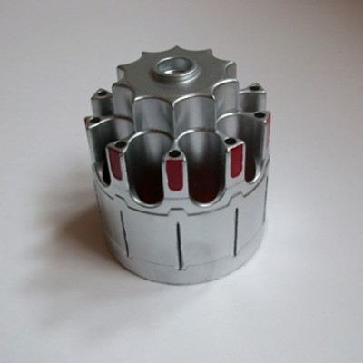 Die Trommel ist silbern grundiert und mit rot und schwarz bemalt.