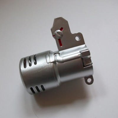 Der Lauf bleibt ebenfalls silbern mit roten Details.