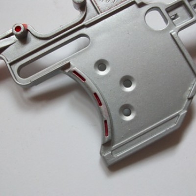 Abzug mit roten Details