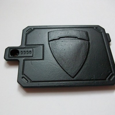 Die Vertiefungen im Wappen des Battereifachdeckels hab ich mit Epoxy gefüllt und glatt geschliffen. Dann wurde der Deckel schwarz grundiert.