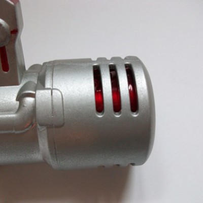 In den Hohlraum des Laufes habe ich eine rote Transparentfolie geschoben, die durch die Schitze vorne zu sehen ist.