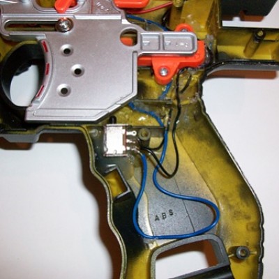 Detail der Verkabelung. Das 2. schwarze Kabel geht zur LED.