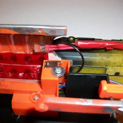 Die LED wurde auf die Innenseite der Abdeckung geklebt. Das Kabel läuft im Gehäuse hin und her, wenn die Abdeckung aufgeschoben wird.