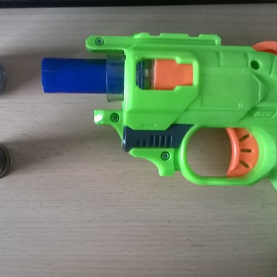 Doublestrike, mit Schraubverschluss.
Die Kal12 Schrothülsen passen sehrgut in den Flaschenhals, so das ich sie für die ersten Tests verwenden kann.