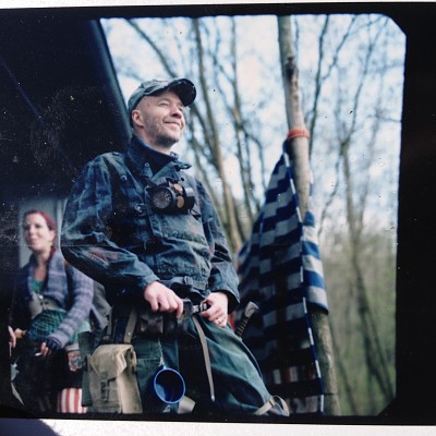 Schorsch Meier aus der Noris genießt die Frühlingssonne auf dem Radhole Nähe Coreburg