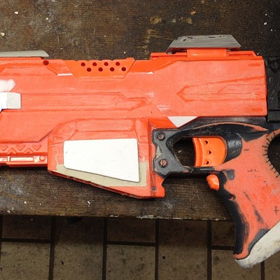 Magazinschacht abgeschrägt, verspachtelt und begonnen Löcher zu stopfen.
Griff Form verändert.
Schleifarbeiten