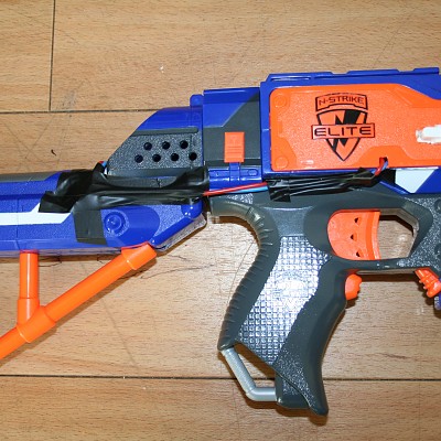 Batterien aus dem fach geholt und einen 9V Block in der Schulterschtütze eingesetzt. Ehemaliges Batteriefach ausgehölt und Schalter für dazerhaften Mo