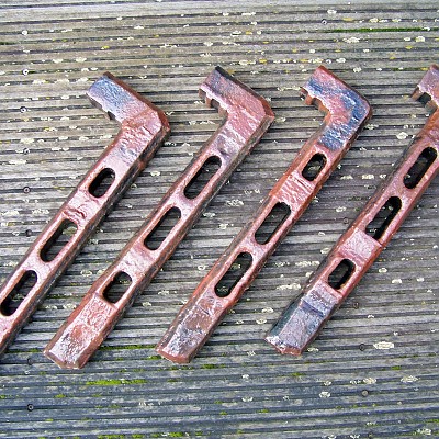 Rostiger Stahlträgerprügel (2014)
[Anm.: Resteverwertung. Das war ursprünglich ein Verpackungsrahmen für einen großen Scanner. Die "Grifflöcher" ware