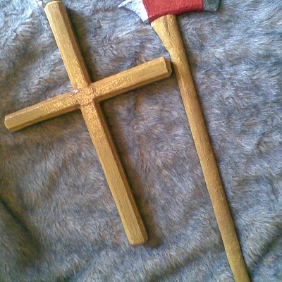 Feuerwehraxt und Holzkreuz (2009)