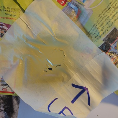 Die Schablone wird aufgesetzt und besprüht