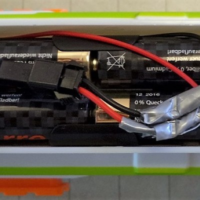 Meine Lösung des Akku-Problems: Bei Amazon eine Batteriehalterung für 4xAA Batts für 3,50€ ordern. Klein bisschen abisolieren verzwirbeln und mit Isob