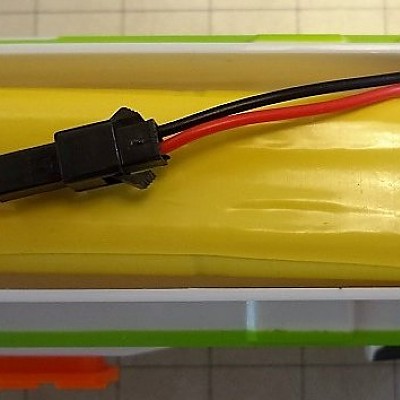 Der NiCd Akku in der Herstellerseitig vorgesehenen Aufnahme.