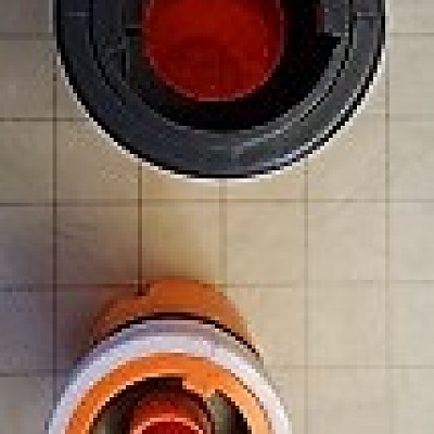 Die Schalldämpfer beider Reihen von der Anschlussseite.