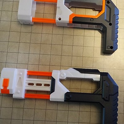 Die beiden Schuterstützen mit Reservemagazinhalterung. Die Klonulus Version ist mit einem stabilen Steg versehen, dadurch passt diese aber nicht auf a