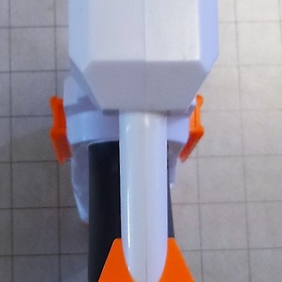 Das Endstück der Blasterschulterstütze wurde mittig so schmal angelegt um potentiell als Gurtaufhängung dienen zu können. Ist zumindest meine Theorie.