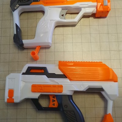 Die beiden Notfall-Blaster-Schulterstützen im Vergleich. Die Klonulus Version wird durch zurückziehen des Schlittens gespannt und hat zwei seitliche t