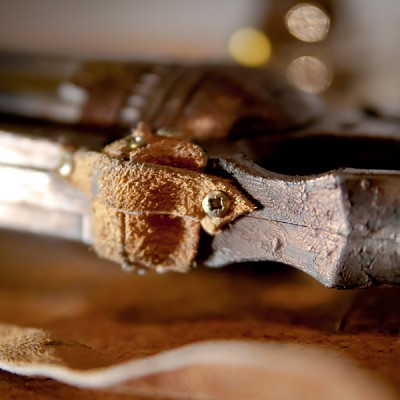 "schonverlederung" für weniger Abrieb im Holster.

Wildleder & Kupferschrauben