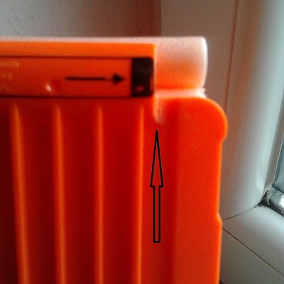 Linker Pfeil weist auf dei weggefeilte Nase;

Rechter Pfeil weist auf die nachträglich eingefügte Kerbe für den Magazinhalter