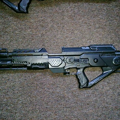 Linke Hälfte grundiert.