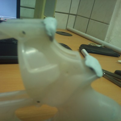 Das vorläufige anbringen der 2-Komponenten-Knete um den Hammer des Revolvers