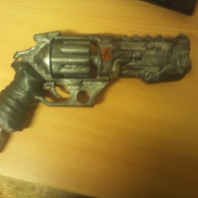 der fertige Mod. Der komplette Blaster wurde "gewasht" , ein Emblem wurde auf der Seite eingelegt. Der Griff ist mit grünem Leder umspannt worden.