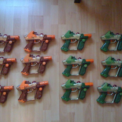 Laser Tag Team Ops, ohne zusätzliche Ausrüstung. Jeweils 6 in Grün und 6 in Orange. Alles funktioniert bestens.