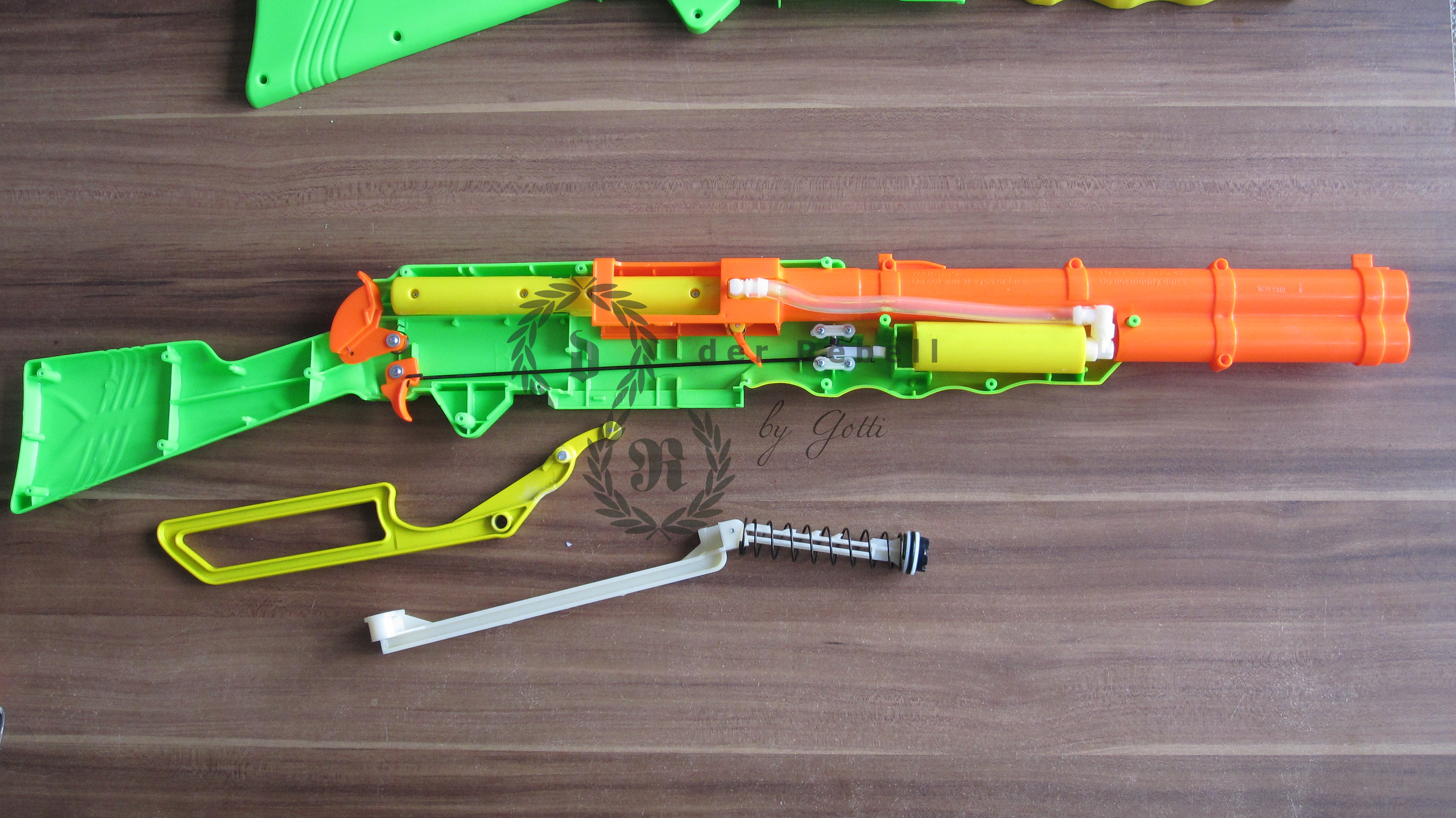 07. Nachladehebel entfernen