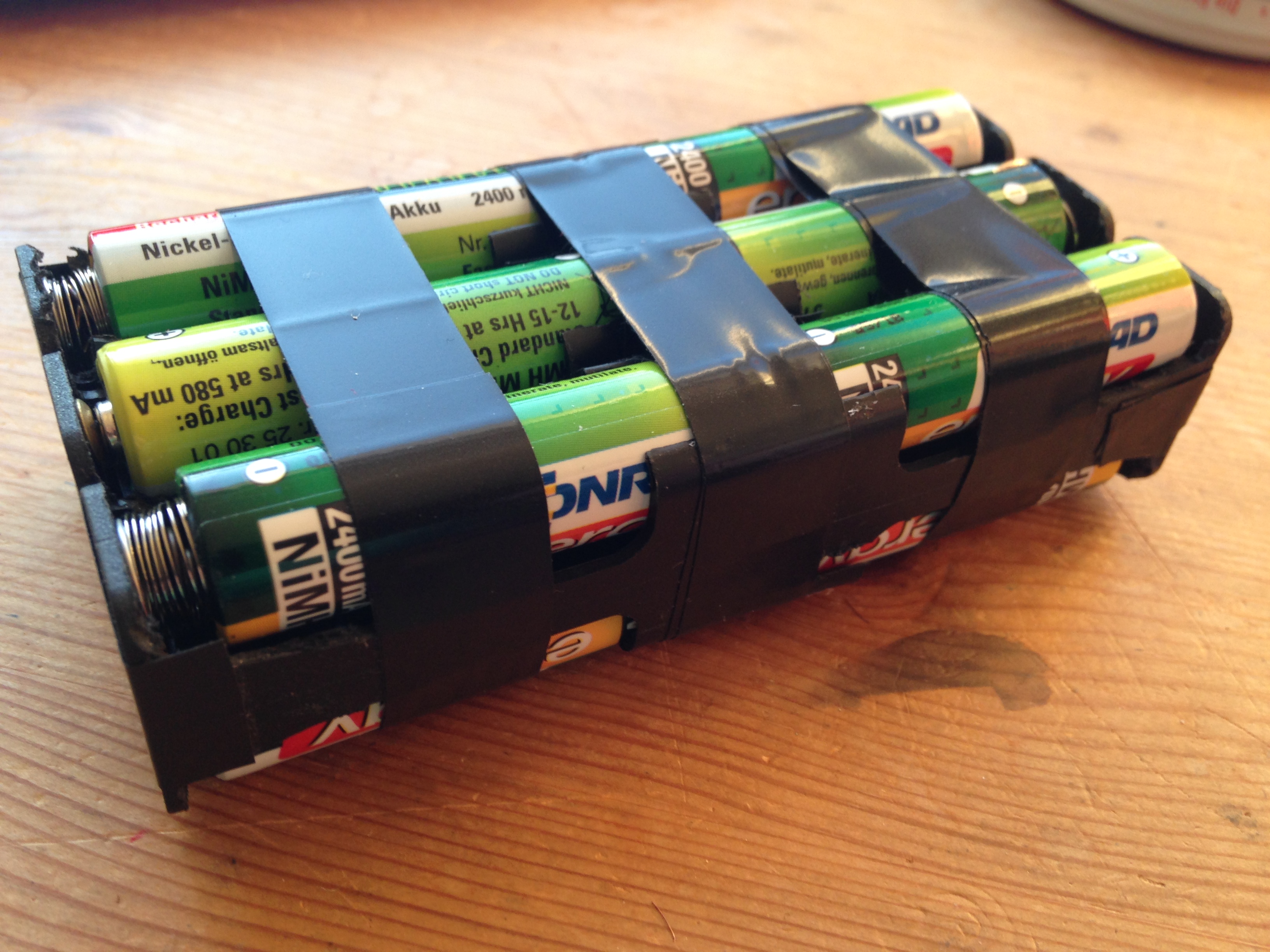 Akkupack: 12 AA-Akkus je 1,3V, insgesamt 15,6V