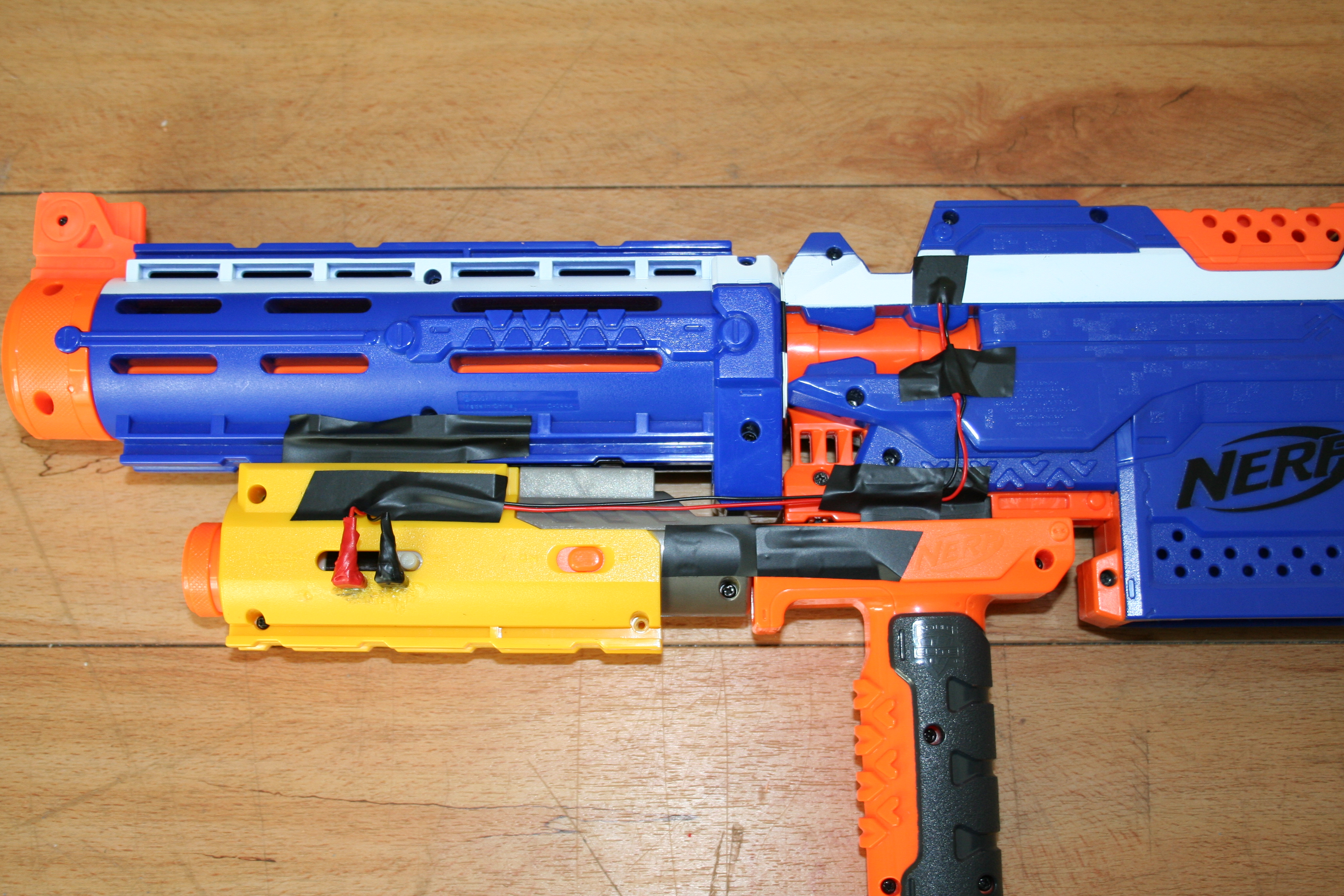 Anschluss and das Lampengehäuse bei dem noch eine stärkere LED eingebaut wird.