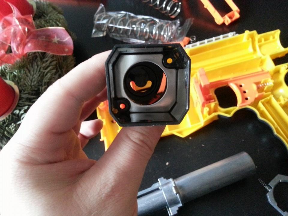 Auch die Rückwand wird durch Metall verstärkt