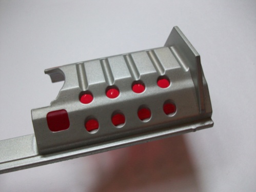 Auch unter die Löcher der Schutzabdeckung oben habe ich rote Folie geklebt.