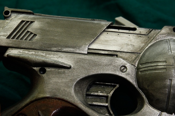 Bereich unter dem Schlitten mit Silber gebürstet, um die Abnutzung darzustellen.
Alles dann mit Schwarz getuscht