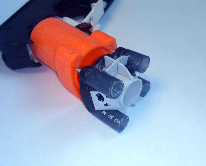 Bodenkappe mit Schraubkanälen und Gerüst für 2k Knete (mit Rest)